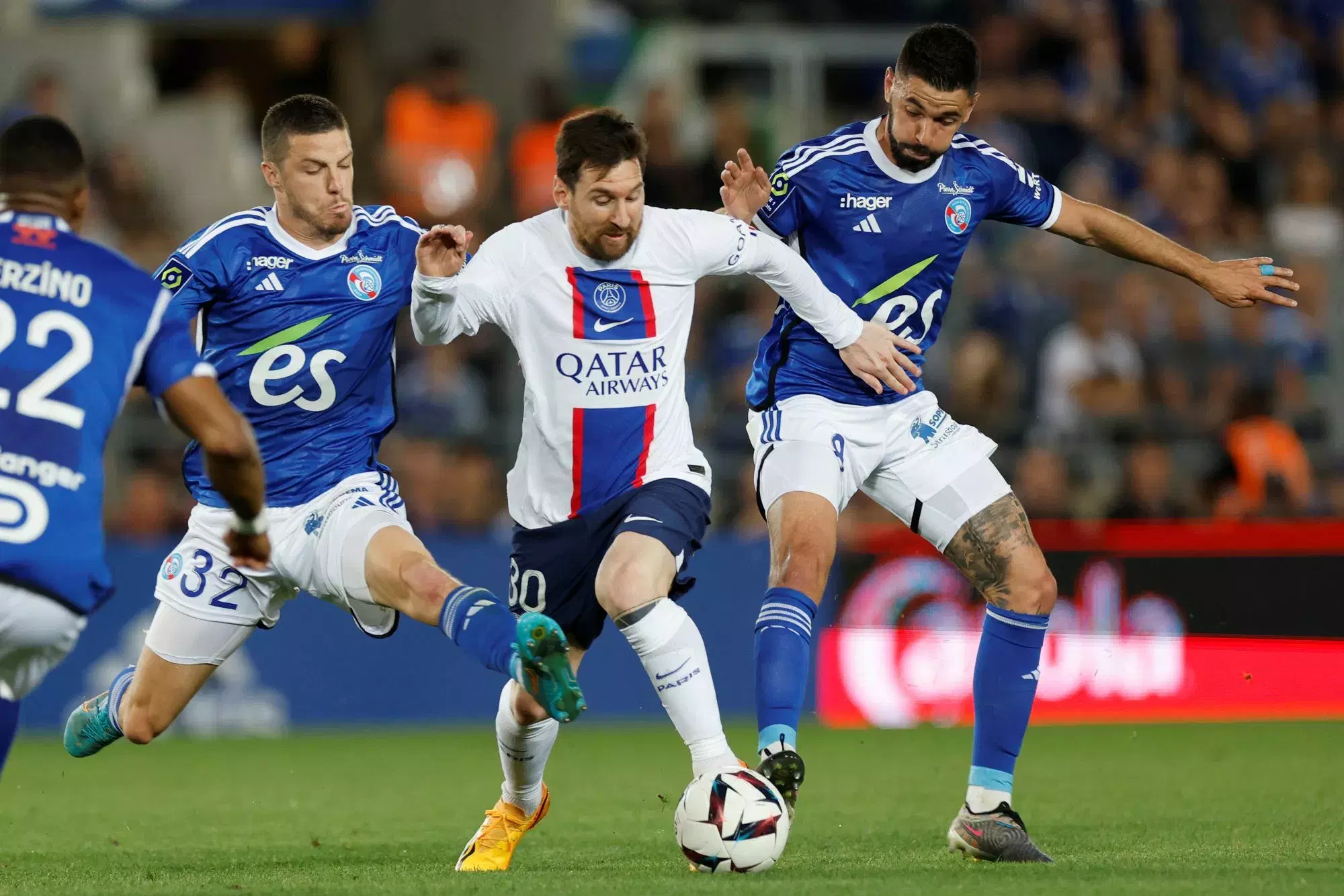 Aksi striker Paris Saint-Germain (PSG) Lionel Messi ketika melawan Strasbourg.