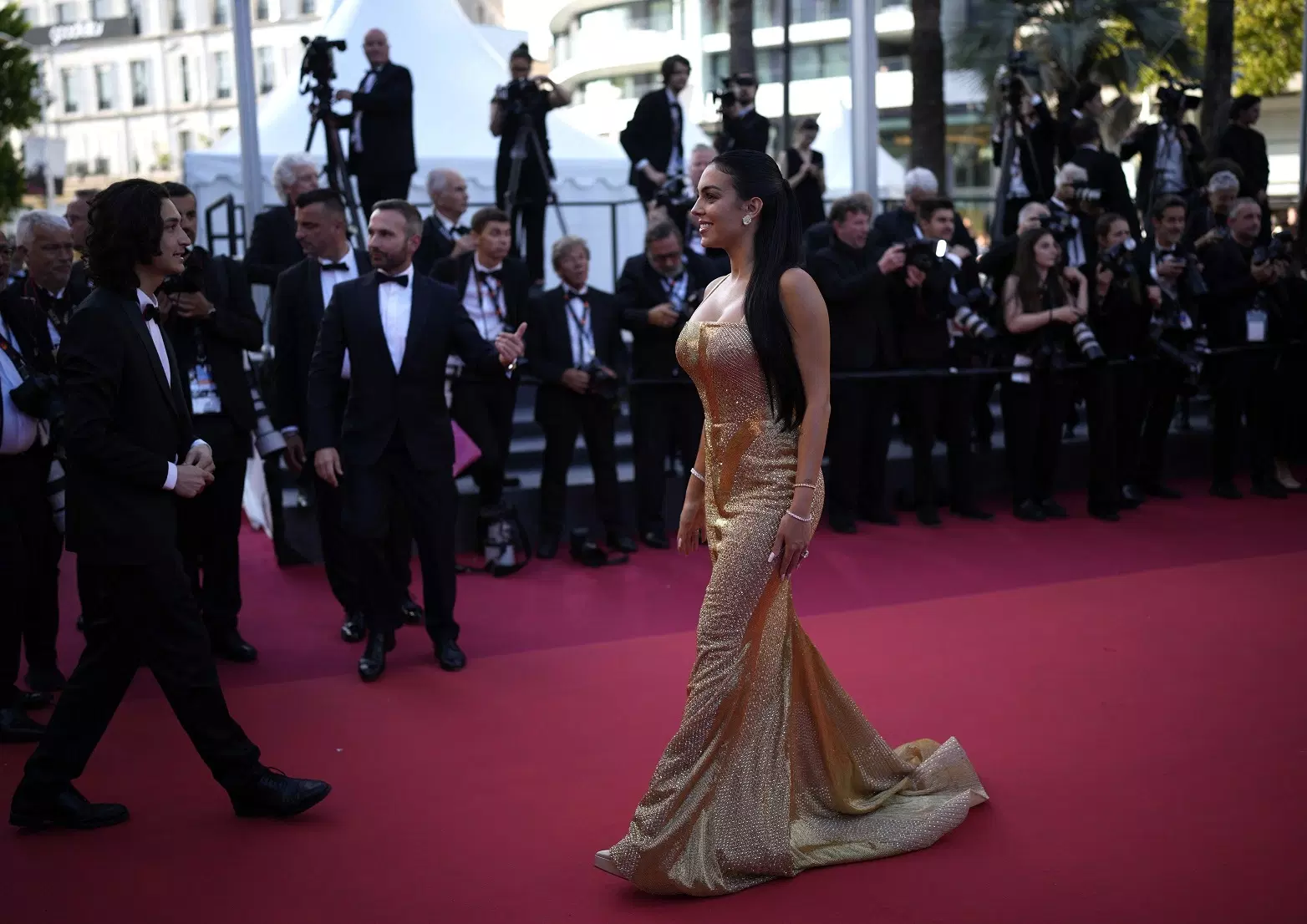 Georgina Rodriguez saat tampil di Festival Film Cannes di Prancis.