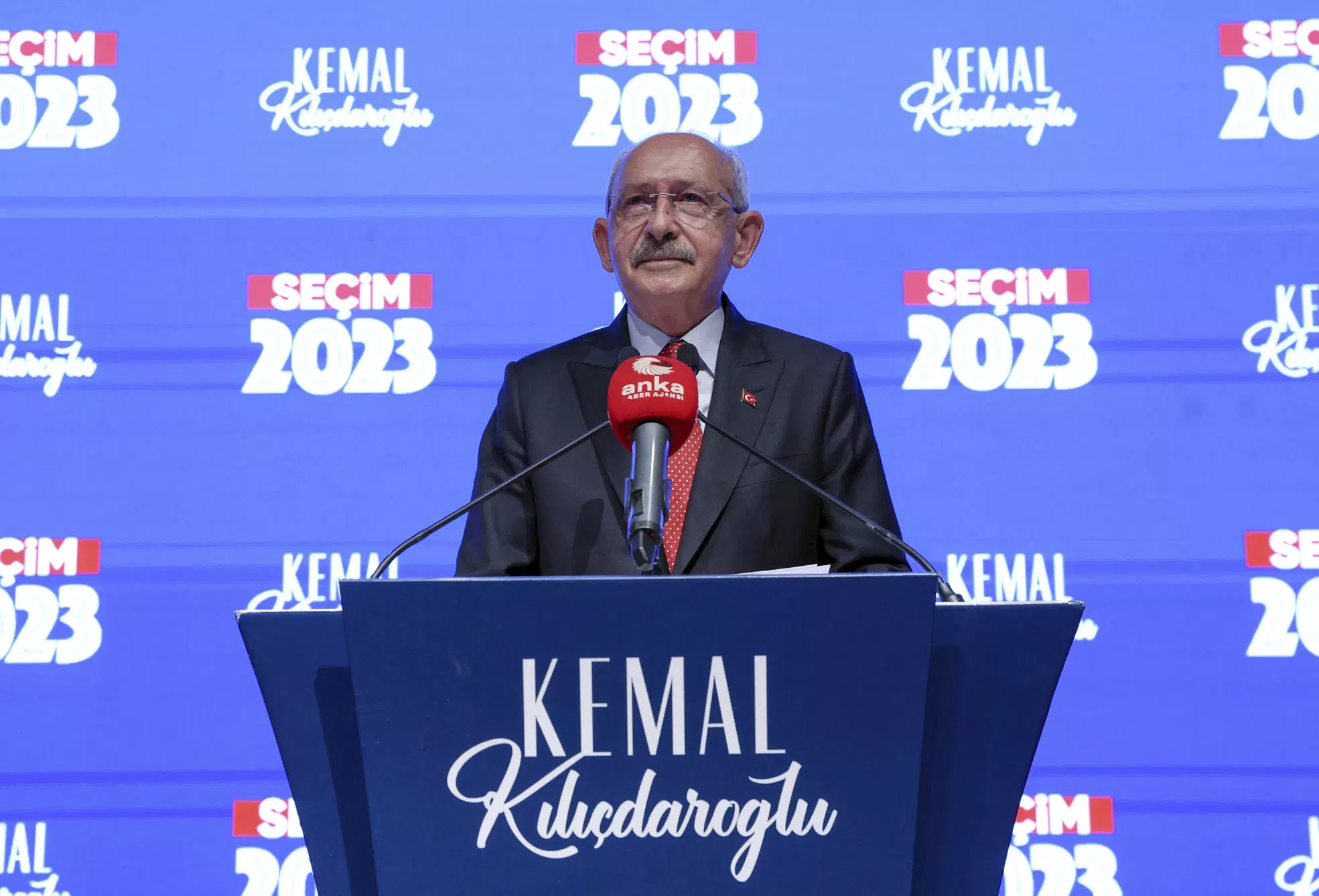 Kemal Kilicdaroglu berbicara di markas CHP, di Ankara, Turki, Minggu malam, 28 Mei 2023. Kilicdaroglu adalah kandidat dari aliansi oposisi enam partai sekaligus pemimpin Partai Rakyat Republik (CHP) sebagai saingan Erdogan.