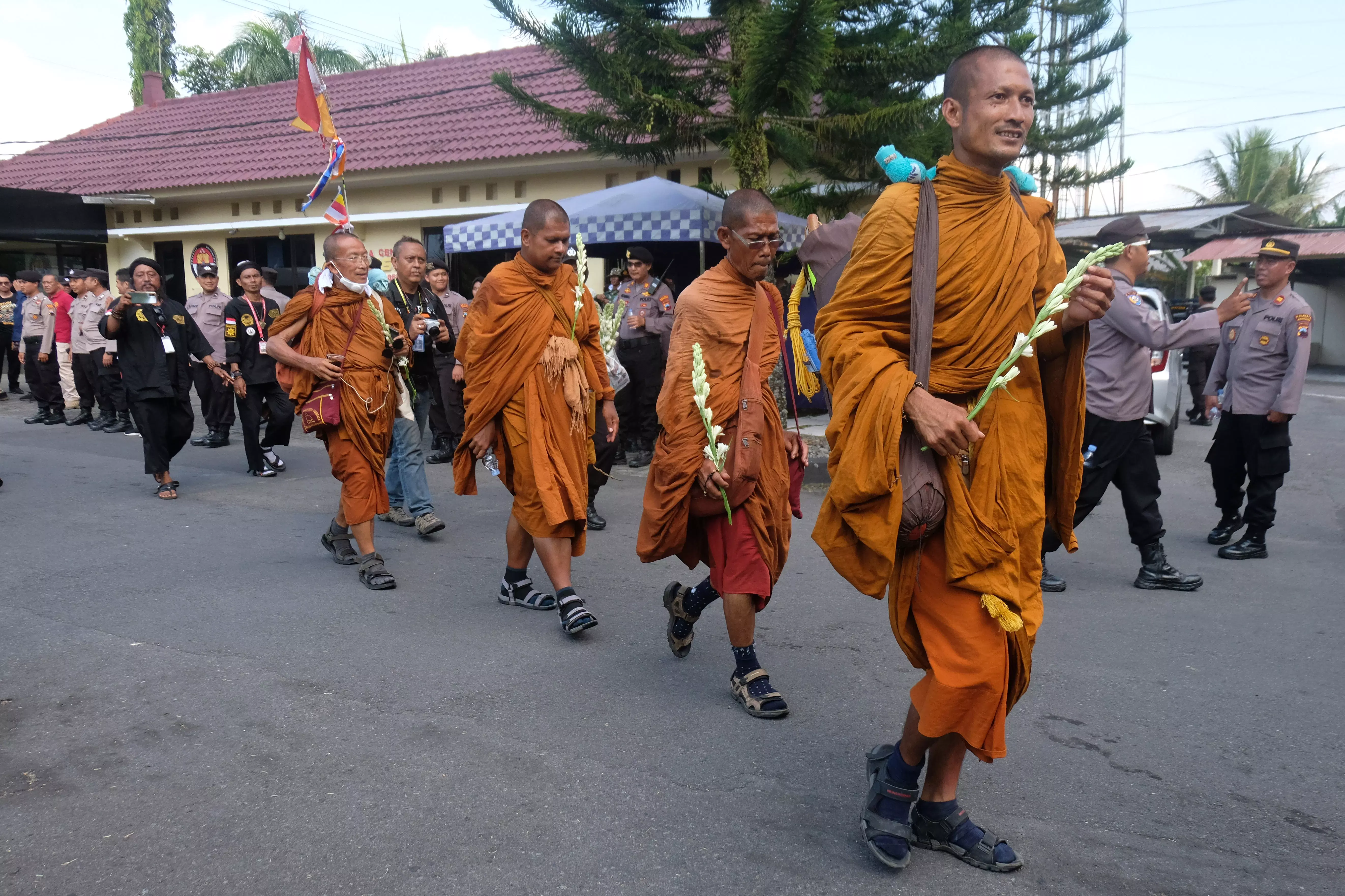 Biksu peserta ritual <em>thudong</em> berjalan kakiu memasuki Mapolresta Magelang untuk beristirahat pada rute terakhir Magelang-Borobudur, Rabu, 31 Mei 2023.  