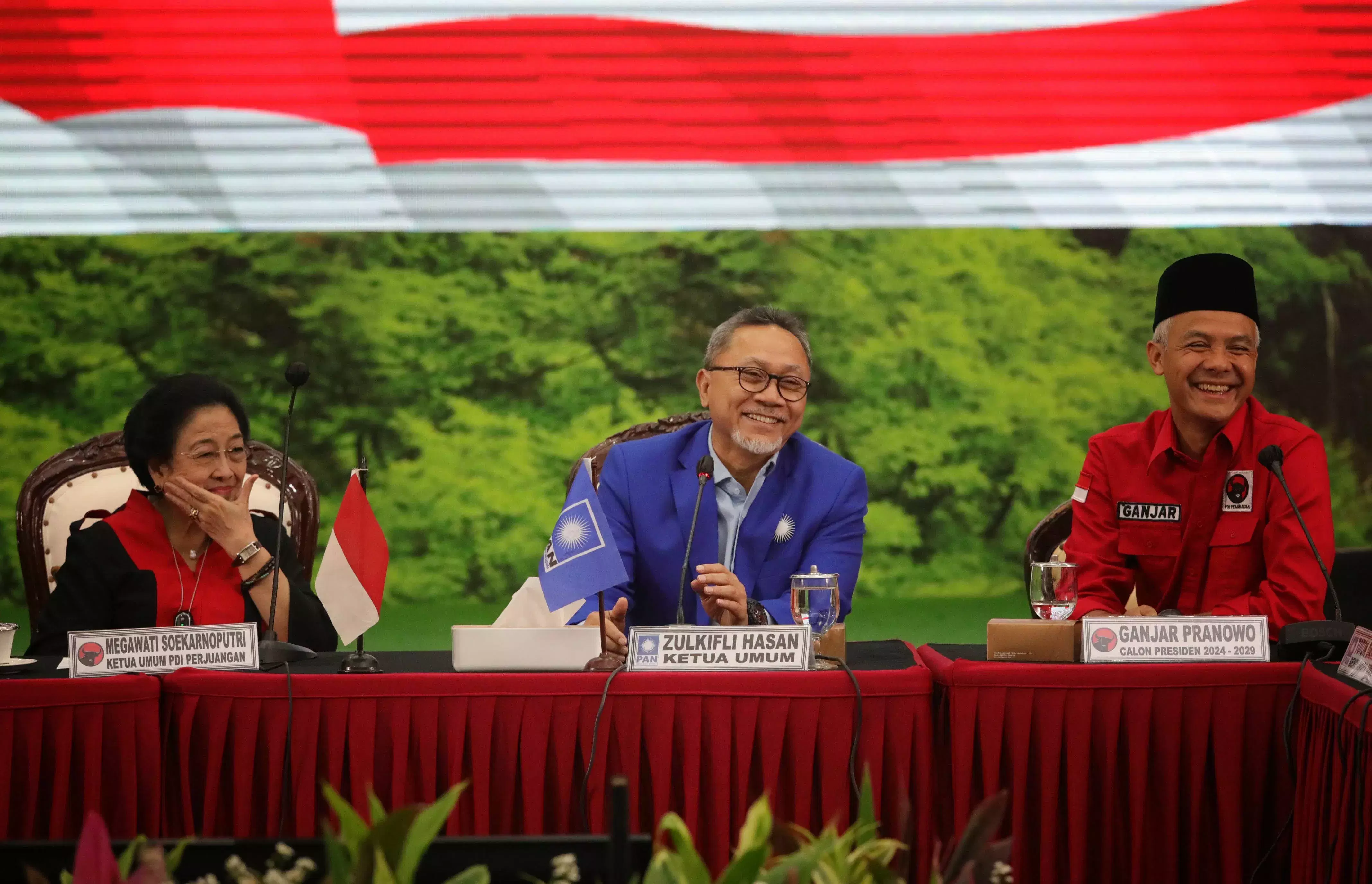 Ketua Umum PDI Perjuangan Megawati Soekarnoputri (kiri), bersama Ketua Umum Partai Amanat Nasional (PAN), Zulkifli Hasan (tengah), dan bakal calon presiden dari PDI Perjuangan Ganjar Pranowo (kanan), dalam pertemuan perdana antara kedua partai di kantor DPP PDI Perjuangan, jakarta, Jumat 2 Juni 2023.