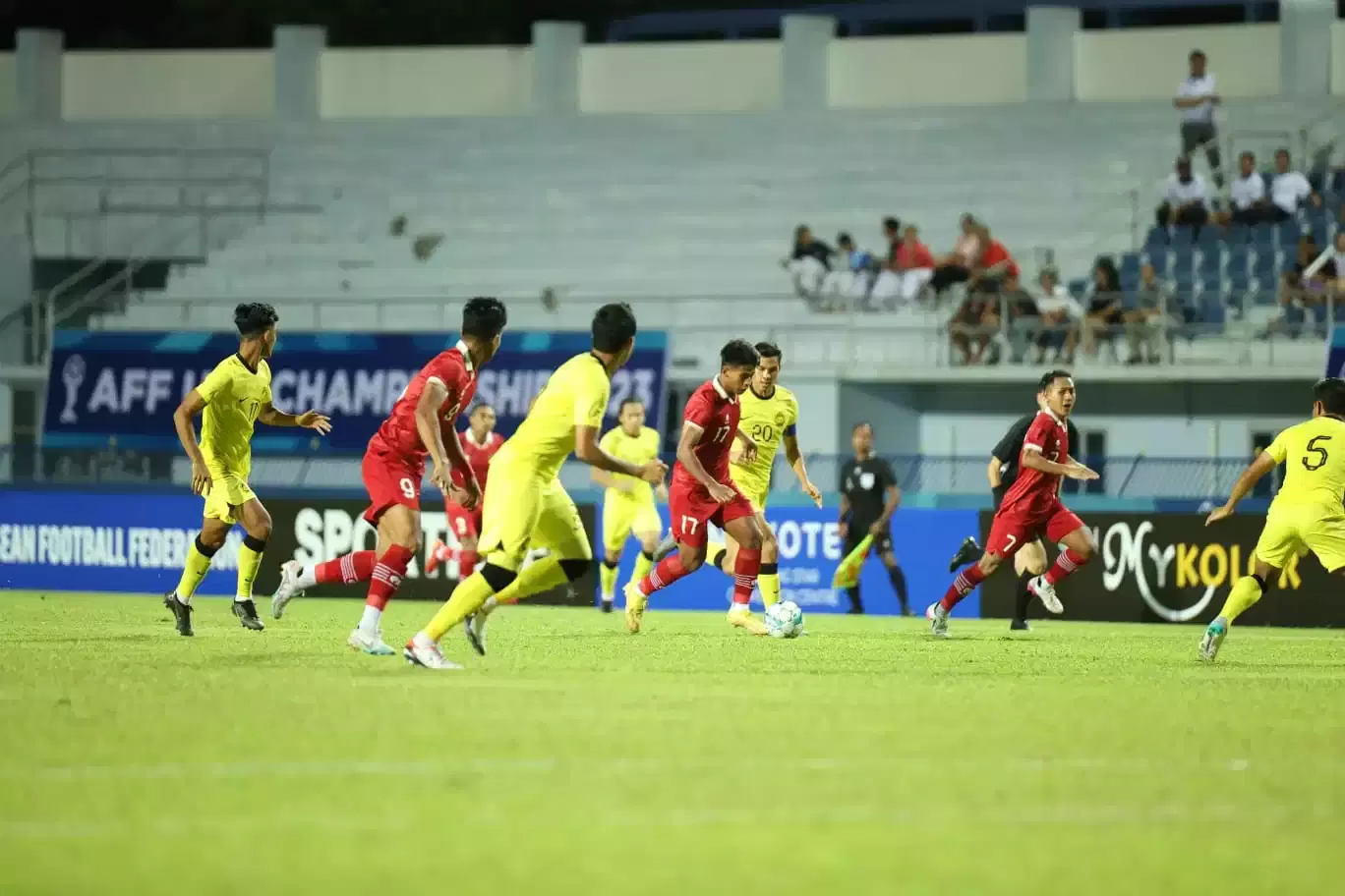 Striker Timnas U-23, Irfan Jauhari (tengah), berupaya menerobos pertahanan Malaysia dalam Piala AFF U-23, Jumat, 18 Agustus 2023. 