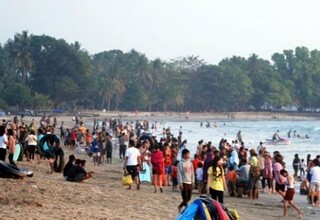 Seorang Wisatawan Tewas Tenggelam di Pantai Carita