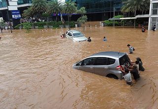 Awas, Ini Berbagai Risiko Saat Mobil Terjang Banjir