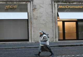 Pembukaan Gerai McDonalds di Vatikan Picu Kontroversi