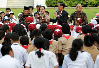 Presiden Jokowi Bacakan Dongeng ke Anak-anak