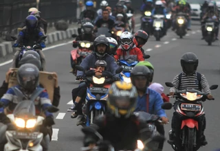 Pemudik Sepeda Motor Padati Jalur Pantai Utara Jawa