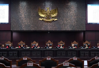Hakim Konstitusi Minta Refly Harun Cs Baca 17 Putusan MK Terkait Pres-T