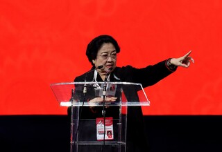 Megawati Cetak Brosur, Minta Seluruh Kader Partai Sosialisasi Hadapi Covid-19