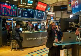 Ekonomi AS Suram, Dow Jones Ambles Terendah dalam 2 Bulan