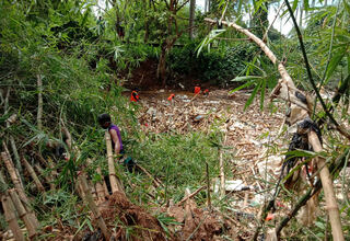 Lagi, Sampah Bambu Menyumbat Sungai Cikeas di Perbatasan Bekasi-Bogor