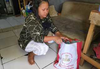 Ini Cerita tentang Jokowi Bagikan Langsung Sembako ke Rumah Warga di Bogor