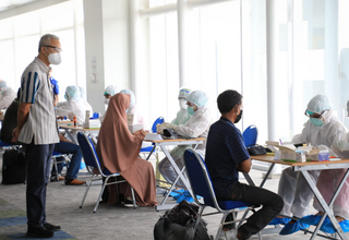 PMI Berdatangan, Ganjar Pantau Protokol Kesehatan Bandara