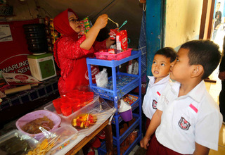 Danone SN Indonesia Bantu Ibu Kantin Sekolah Rp 1 M