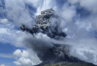 Guguran Abu Vulkanik Sinabung Teramati Berjarak Luncur 1.500 Meter