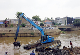 Antisipasi Banjir, Pemprov DKI Kembali Lakukan Gerebek Lumpur di Waduk Muncul