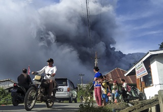 Sinabung Erupsi Lagi, Masyarakat dan Wisatawan Diminta Jauhi Zona Merah