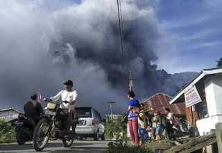 Gunung Sinabung Lontarkan Awan Panas Berjarak 1.000 meter