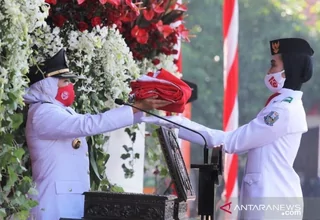 Gubernur Khofifah Pimpin Upacara HUT RI di Gedung Negara Grahadi Surabaya