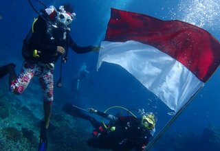 Rayakan HUT RI, Penyelam Wanita Raja Ampat Kibarkan Bendera di Bawah Laut