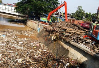 Antisipasi Banjir, Pemprov DKI Jakarta Pastikan Kesiapan Pompa hingga Pengerukan Lumpur