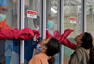Petugas kesehatan mengambil sample spesimen saat tes swab yang dilakukan warga di GSI Lab (Genomik Solidaritas Indonesia Laboratorium), Cilandak, Jakarta Selatan, Minggu, 4 Oktober 2020.  