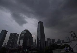 Waspada, Siang hingga Malam Ini Sebagian Jakarta Diguyur Hujan Disertai Petir