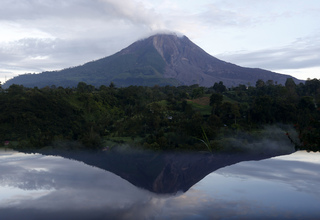 Gunung Sinabung Erupsi Luncurkan Awan Panas Guguran Sejauh 1,7 Km
