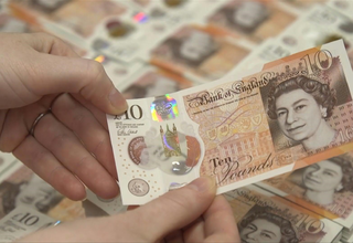 Penggunaan Uang Kertas Inggris Menurun, Tapi Permintaan Meroket