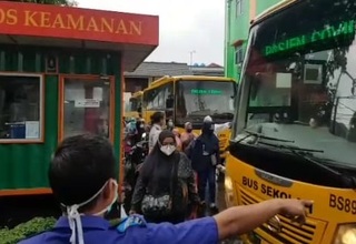 Bus Sekolah DKI Evakuasi 45 Pemudik Positif Covid-19 ke Wisma Atlet