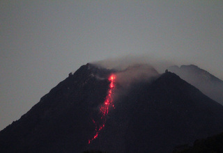 Gunung Merapi Keluarkan 10 Kali Guguran Lava Pijar ke Kali Krasak