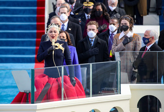 Memuja Biden, Lady Gaga Nyanyikan Lagu Kebangsaan AS