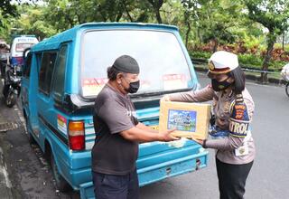 Satlantas Polresta Denpasar Bagikan Paket Sembako untuk Sopir Angkot