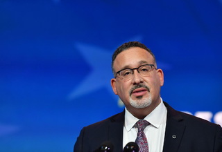 Miguel Cardona Dikukuhkan sebagai Menteri Pendidikan AS