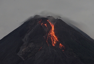 Gunung Merapi Meluncurkan 20 Kali Guguran Lava Pijar