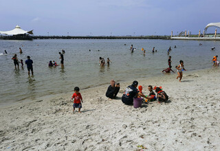Pengunjung Pantai Ancol Dibatasi dan Dilarang Berenang