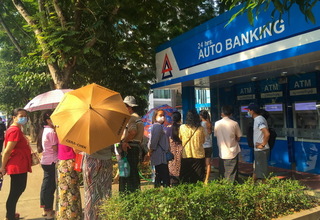Pengambilan Uang Dibatasi Sekitar Rp 1,7 Juta, Warga Myanmar Antre di ATM Sejak Dini Hari