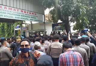 Terjadi Kerumunan di PN Jakarta Timur, Petugas Imbau Jaga Jarak dan Pakai Masker