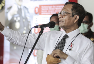 Jokowi Tunjuk Mahfud MD Jadi Plt Menteri PAN dan RB