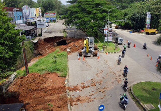 Pemkot Depok Mulai Perbaiki Jalan Amblas di GDC