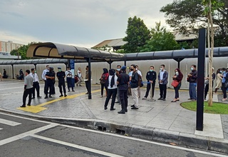 Penumpang KRL di Stasiun Tanah Abang Tertib Antre Tunggu Bus Transjakarta Gratis