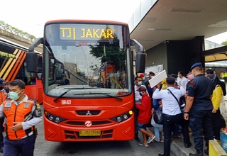 Transjakarta Sediakan Layanan Khusus untuk Penumpang Commuter Line Stasiun Tanah Abang