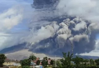 Hari Ini, Sinabung Dua Kali Semburkan Abu Vulkanik hingga 1.000 Meter