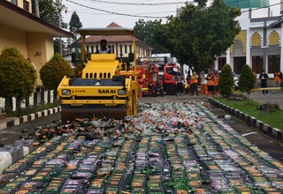 50.000 Botol Miras Hasil Sitaan Dimusnahkan Polres Bogor