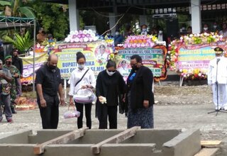 Wagub Papua Klemen Tinal Dimakamkan secara Militer di Timika