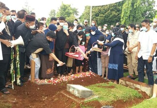 Dilepas Ratusan Pelayat, Markis Kido Dikebumikan 1 Liang dengan Sang Ayah