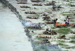 Sungai Gangga India Meluap, Puluhan Jasad Hanyut dari Pemakaman Korban Covid-19