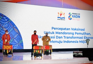 Pukul Beduk, Jokowi Resmi Buka Munas VIII Kadin di Kendari