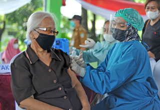 Kejar Target Vaksinasi Lansia, Kota Bekasi Dirikan Sentra di Tiap Kecamatan