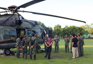 TNI Evakuasi Dua Jenazah Teroris di Poso